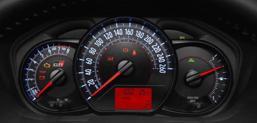 Панель приборов Toyota Vitz GRMN (P130) 2017 года  (фото 2 из 10)